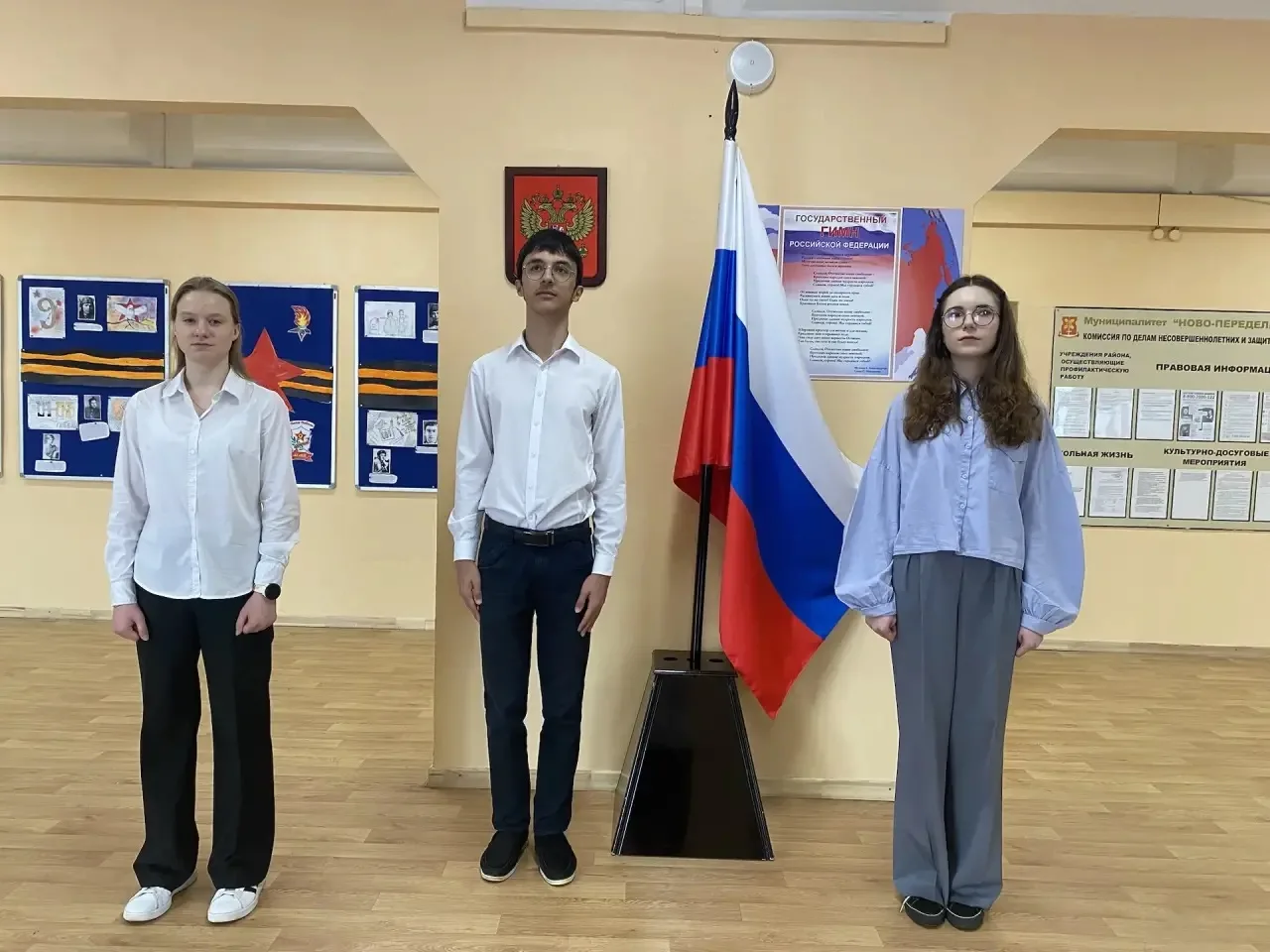 🇷🇺Понедельник в школе традиционно начался с церемонии поднятия Государственного флага и исполнения г