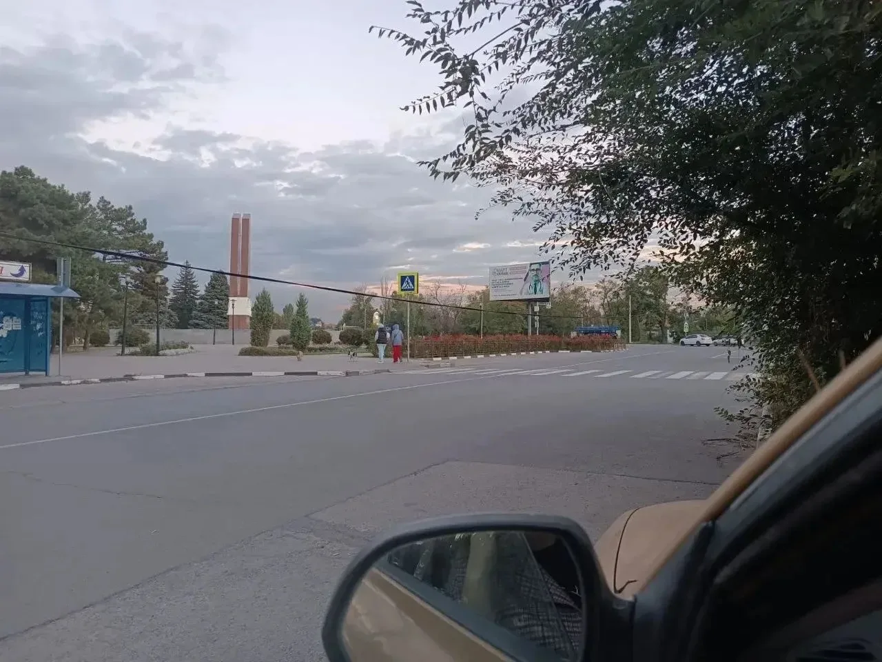 На площади Победы в Азове низко провис провод над дорогой. По словам жителей, возле мем...