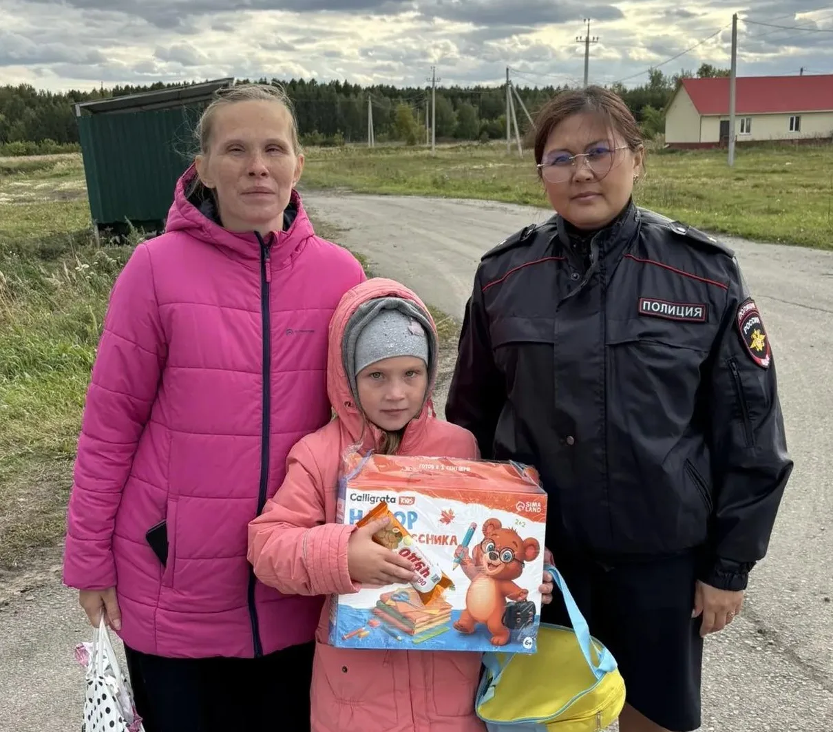 Вручили подарки первоклассникам