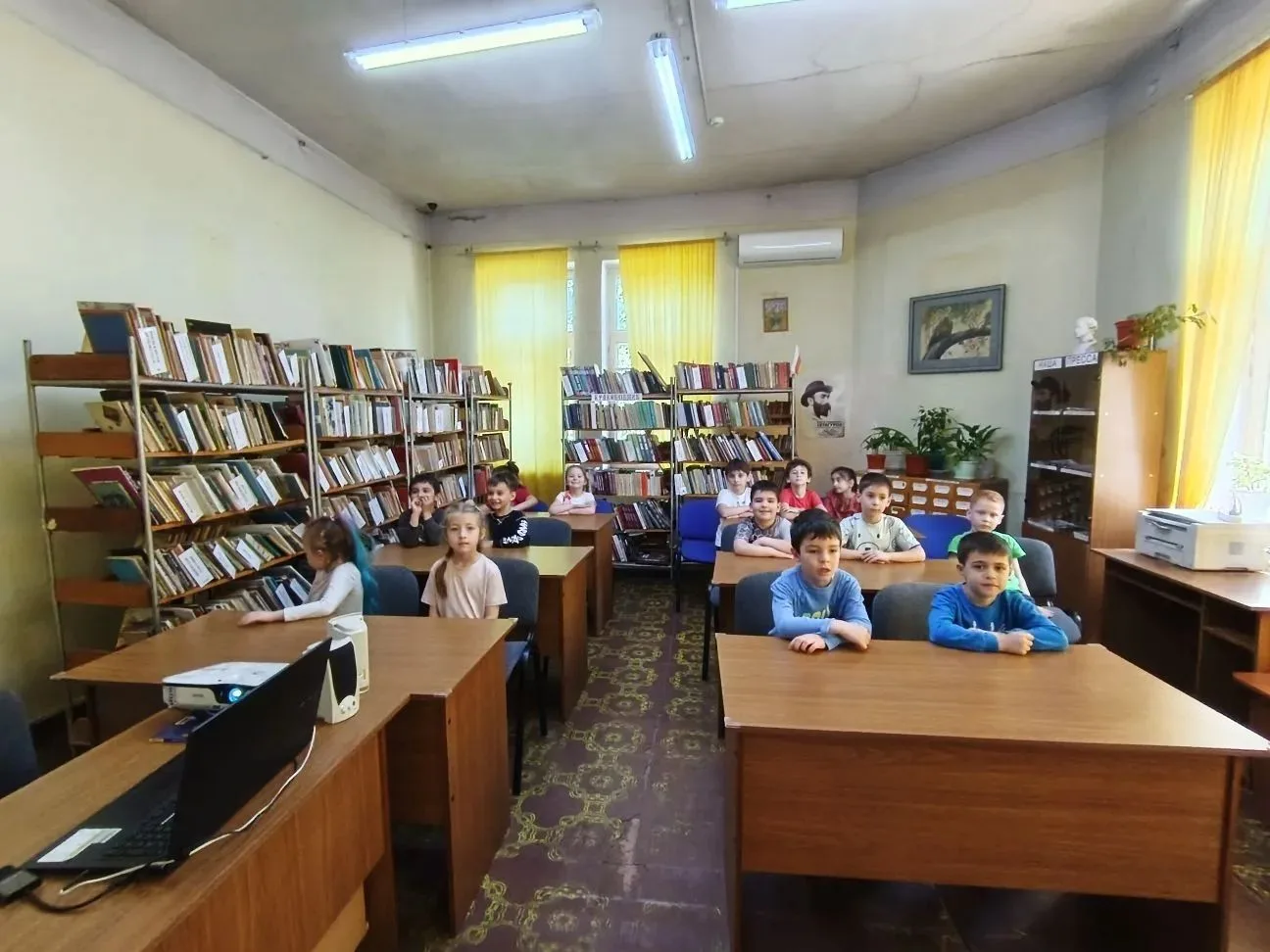 Экскурсия в библиотеку
 
Сегодня ребята старшей и подготовительной групп посетили детскую библиотеку