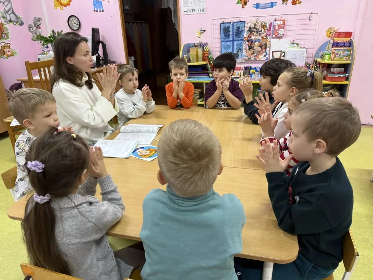 В диагностико-коррекционной группе педагог-психолог проводит игры в снежки и с пчелкой....