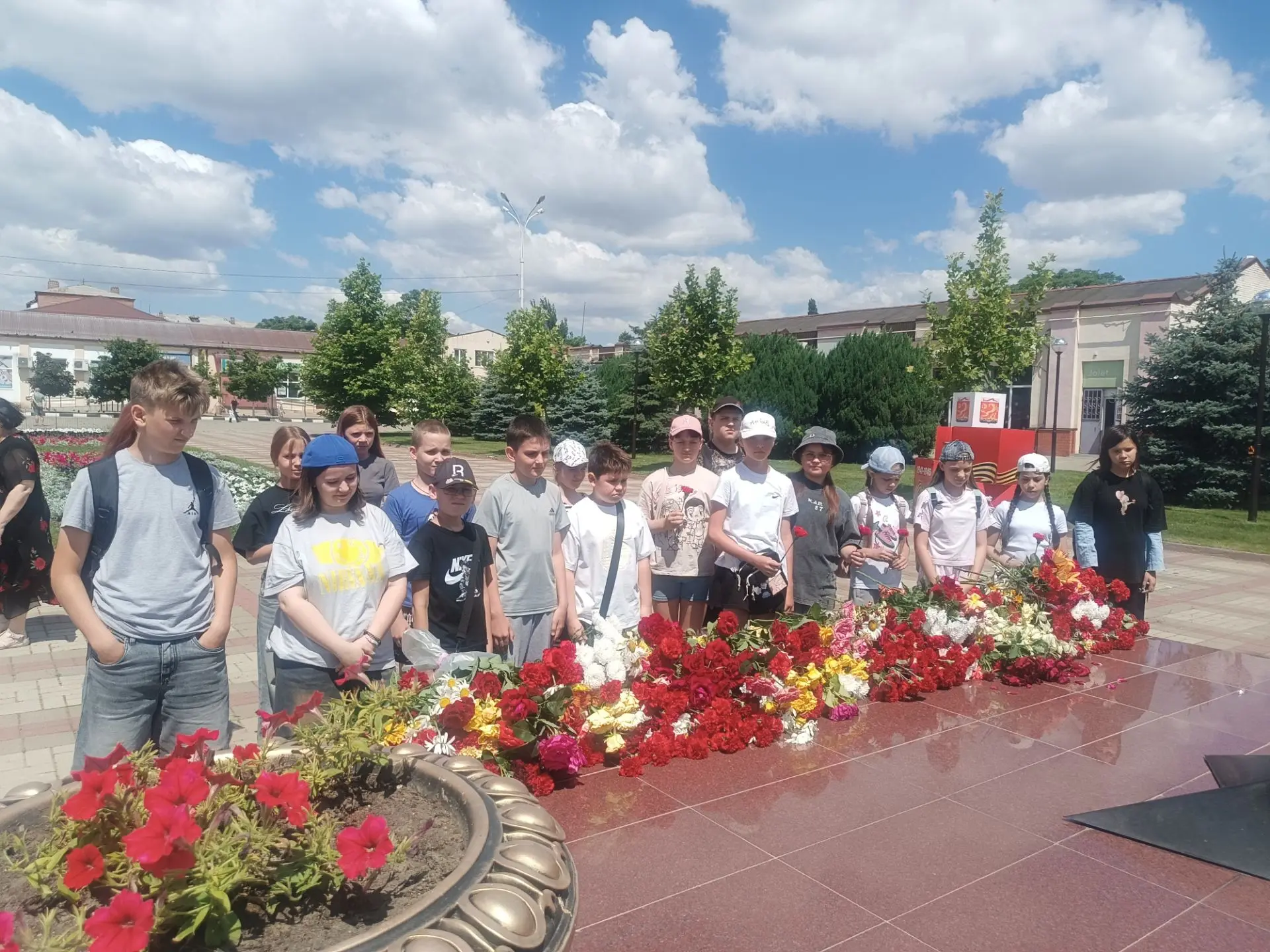 🕯️ Поклонимся великим тем годам…

Сегодня ребята из лагеря дневного пребывания «Солнечный город» по