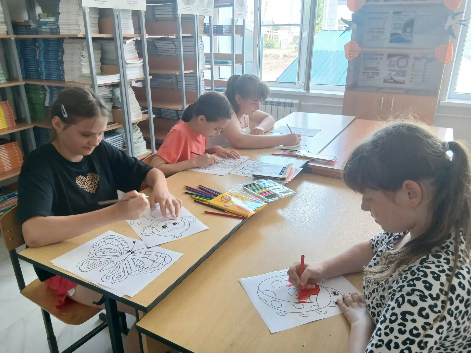 19 июня в библиотеке прошло игровое мероприятие "Про знакомых и незнакомых и зверей и насекомых". Де