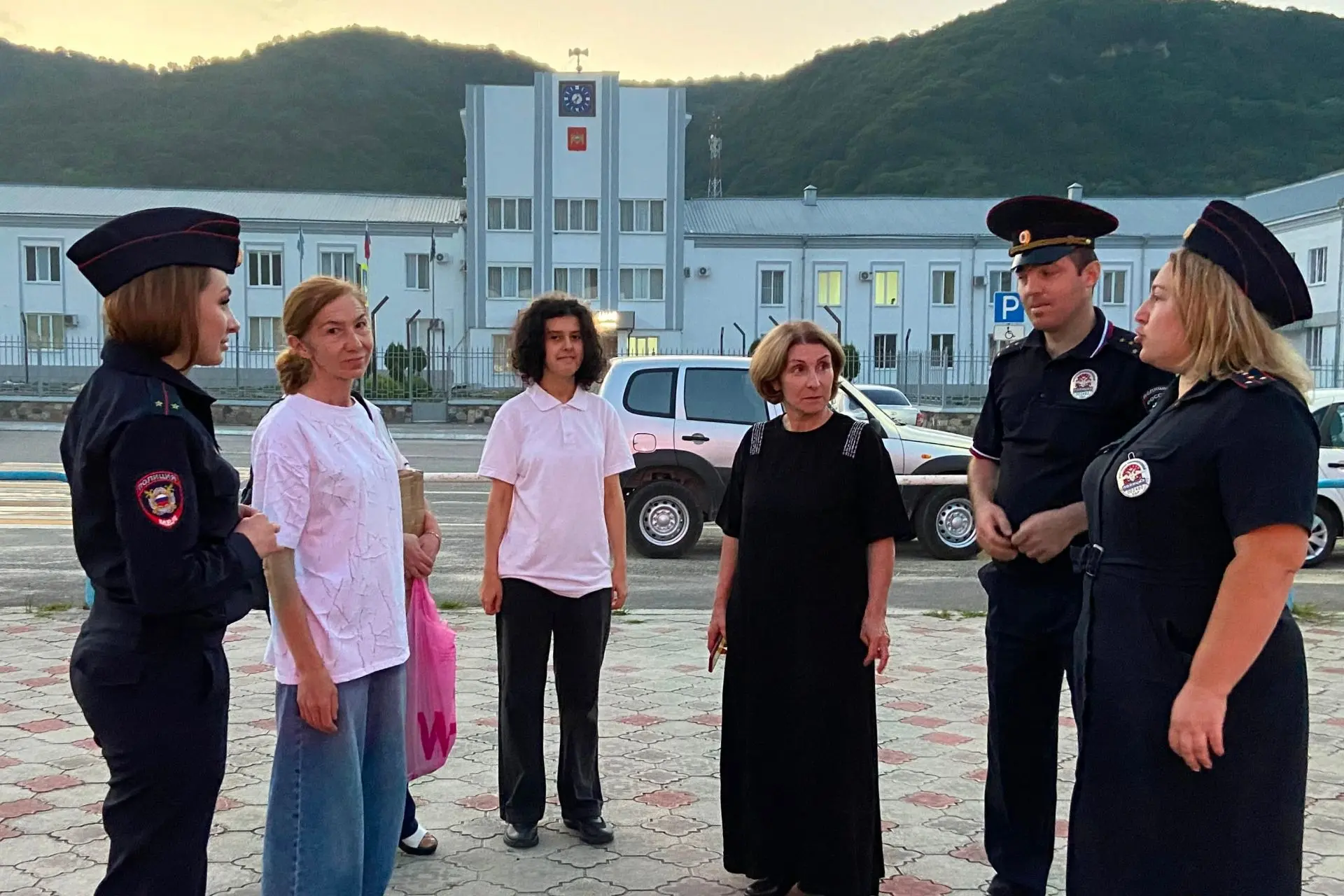 ПОЛИЦЕЙСКИЕ И ОБЩЕСТВЕННИКИ ЧЕРЕКСКОГО РАЙОНА ПРОВЕЛИ ИНСТРУКТАЖИ ПО ДОРОЖНОЙ БЕЗОПАСНОСТИ ДЛЯ ПОДРО