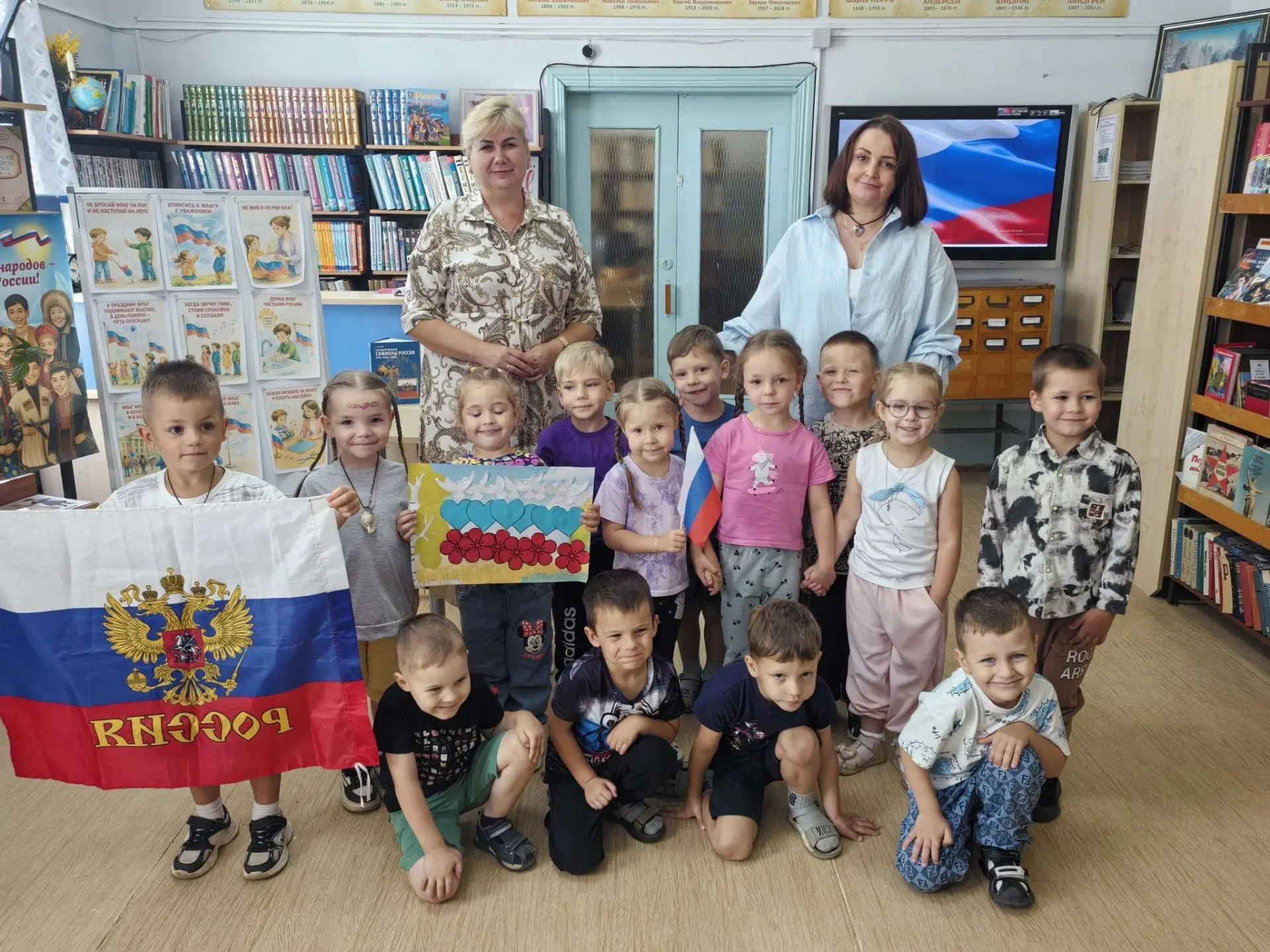 🇷🇺 Готовимся ко Дню Государственного флага в детской библиотеке.⚪🔵🔴