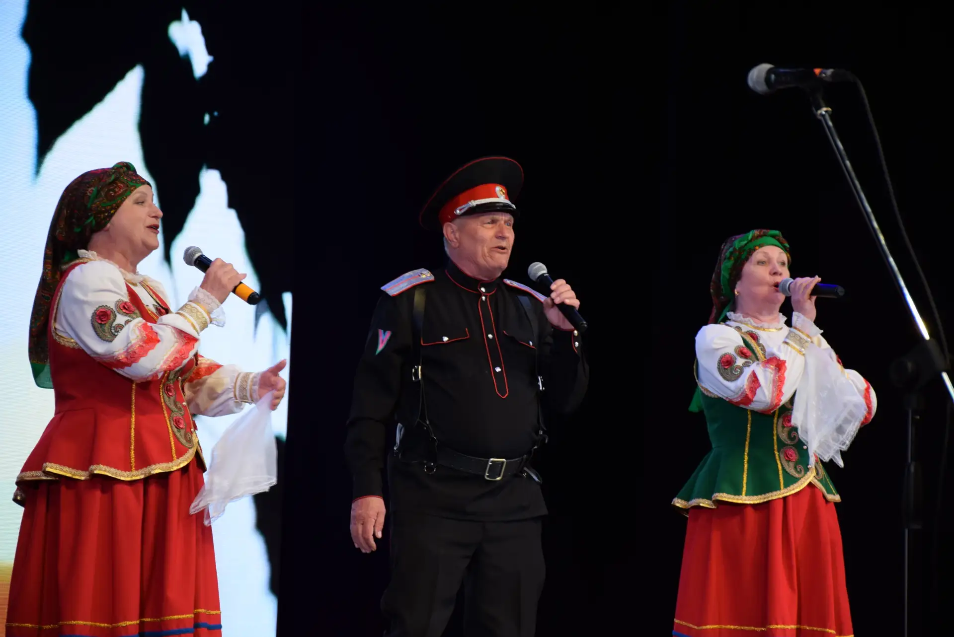 Там, где единство сердец и талантов  15 мая в Каневском РДК состоялся зональный этап VI краевого фес