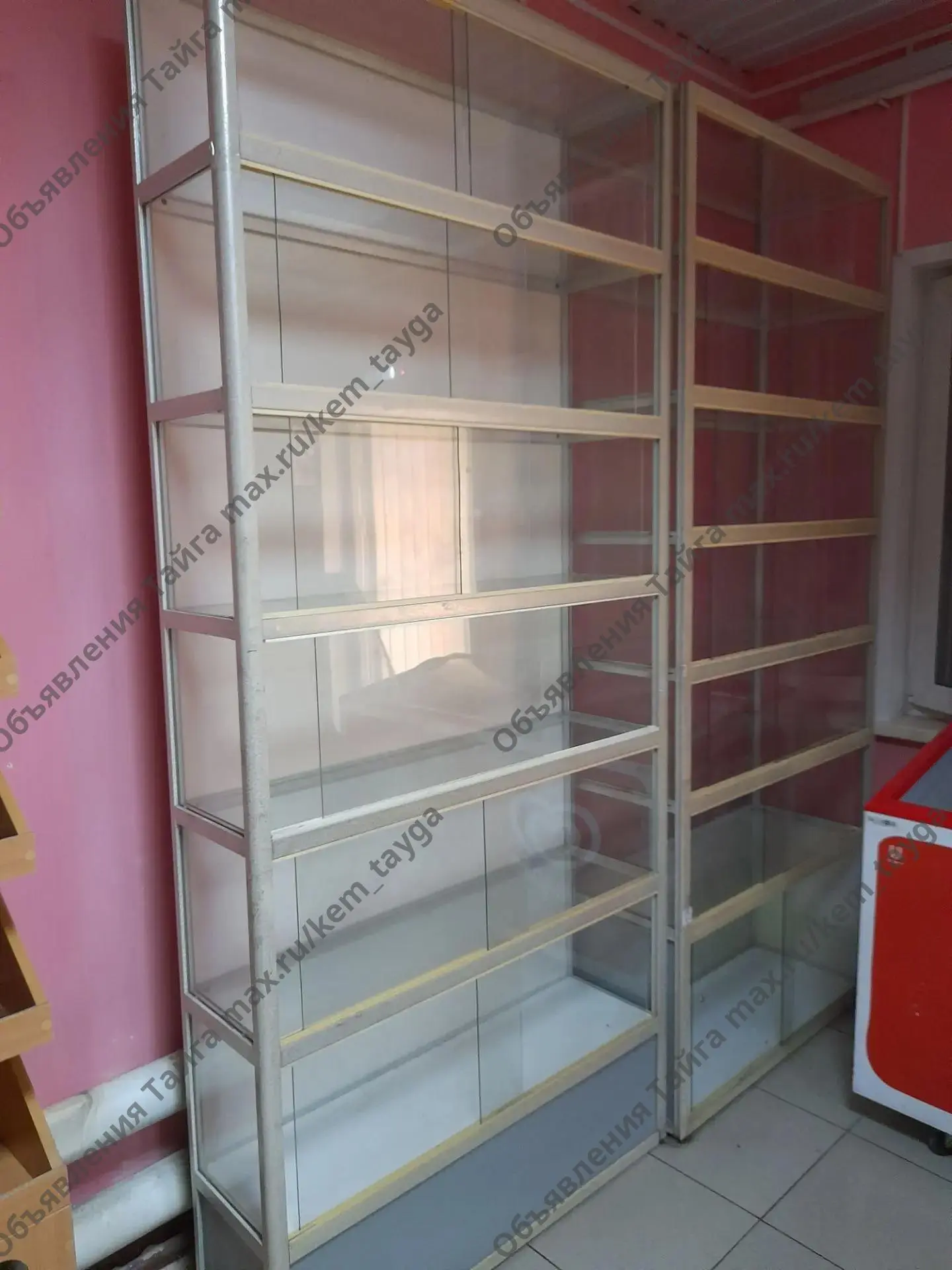 Продам два торговых шкафа, можно использовать для косметики, канцелярии, холодных закус...
