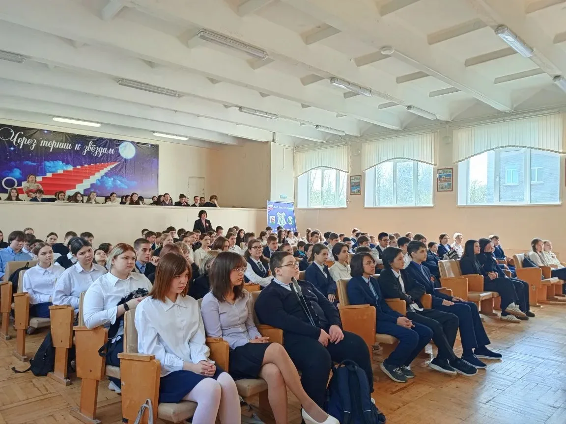 🎼🪗В преддверии 9 мая в нашей школе звучали песни Победы!  30 апреля для учеников и педагогов МАОУ Шк