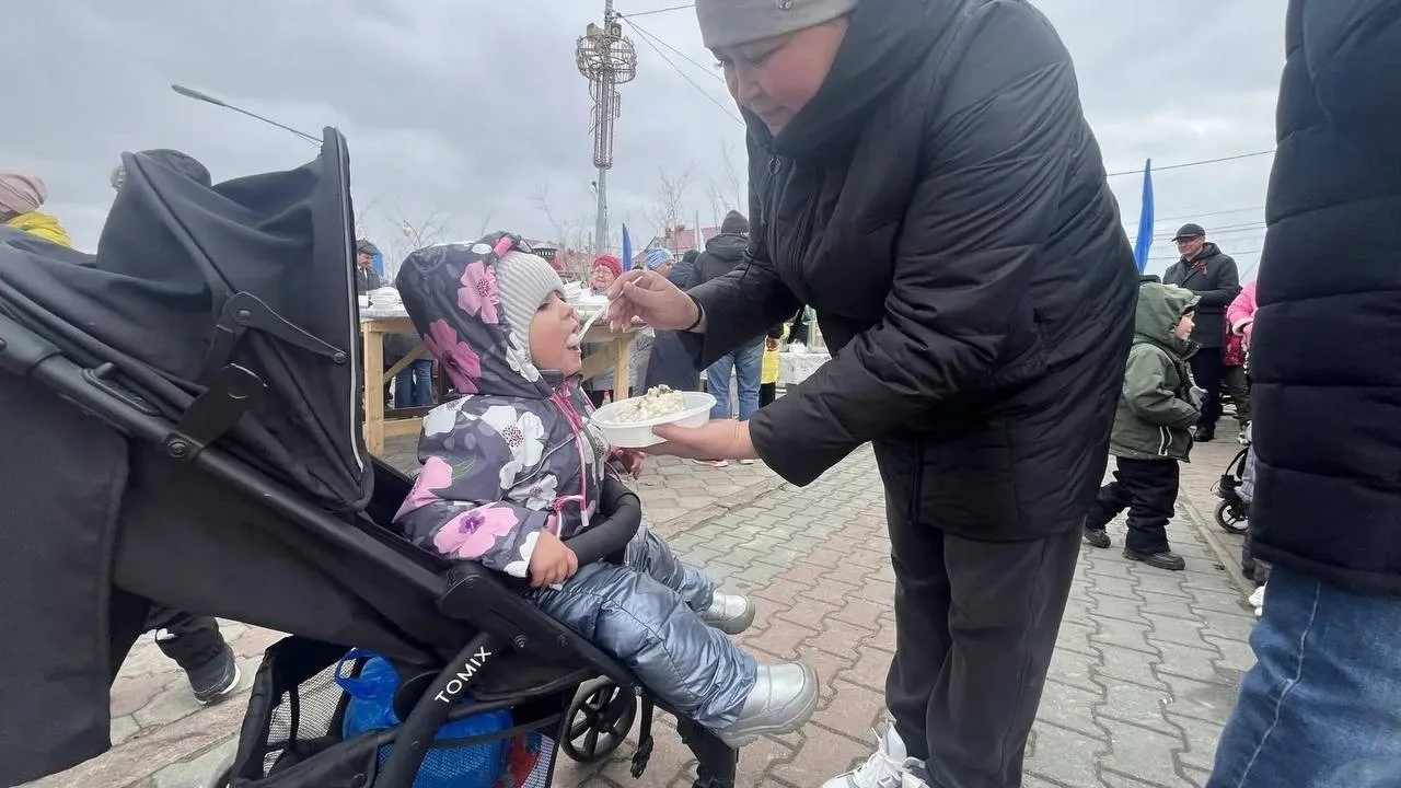 В День Победы в Мужах работу полевой кухни организовали прямо под открытым небом — импровизированная