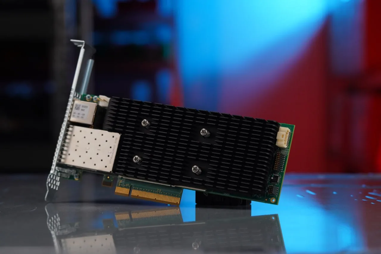 Это AMD Pensando DSC2-25 — на первый взгляд обычная двухпортовая 25-гигабитная сетевая ...