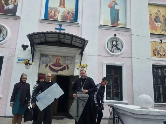 Горловская епархия помогает восстанавливать остекление жителям отдаленных районов город...