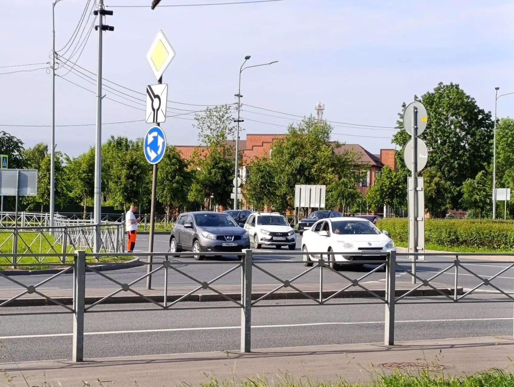 Авария в Красном Селе 11.06.26
Круговой перекресток у арки не поделили два водителя - Ниссана и Рено