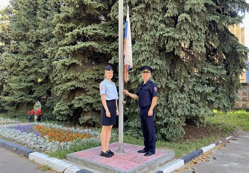 В Орехово-Зуеве полицейские подняли флаг России в преддверии Дня государственного флага