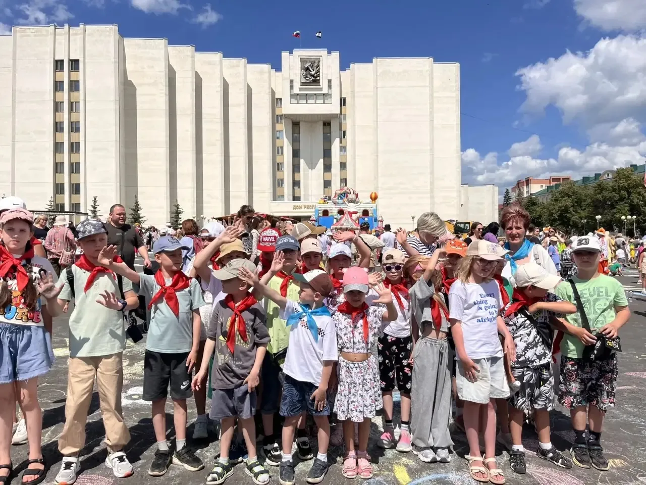 «День России и   День города » 🇷🇺🎉
С зарядки на свежем воздухе начался    наш день в летнем пришк