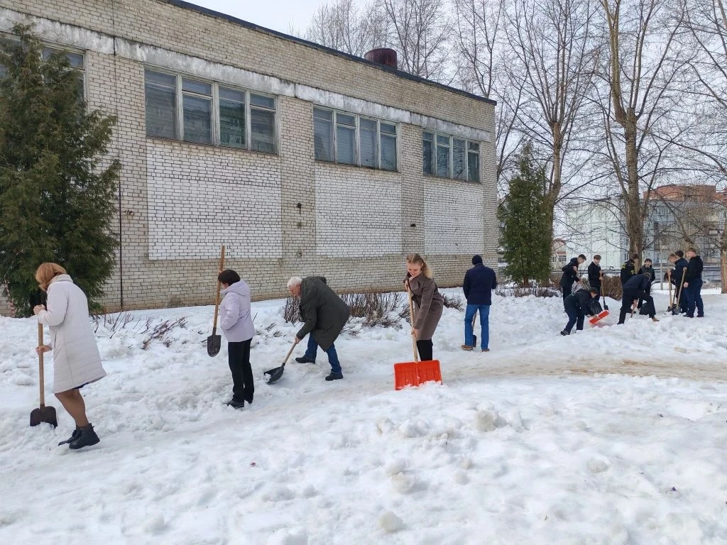 🌳 Присоединяемся к весеннему обновлению города!  27 марта наша школа активно принимает участие в общ