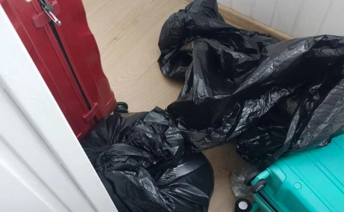 На балконе квартиры жилого дома, расположенного на Жулебинском бульваре на юго-востоке ...