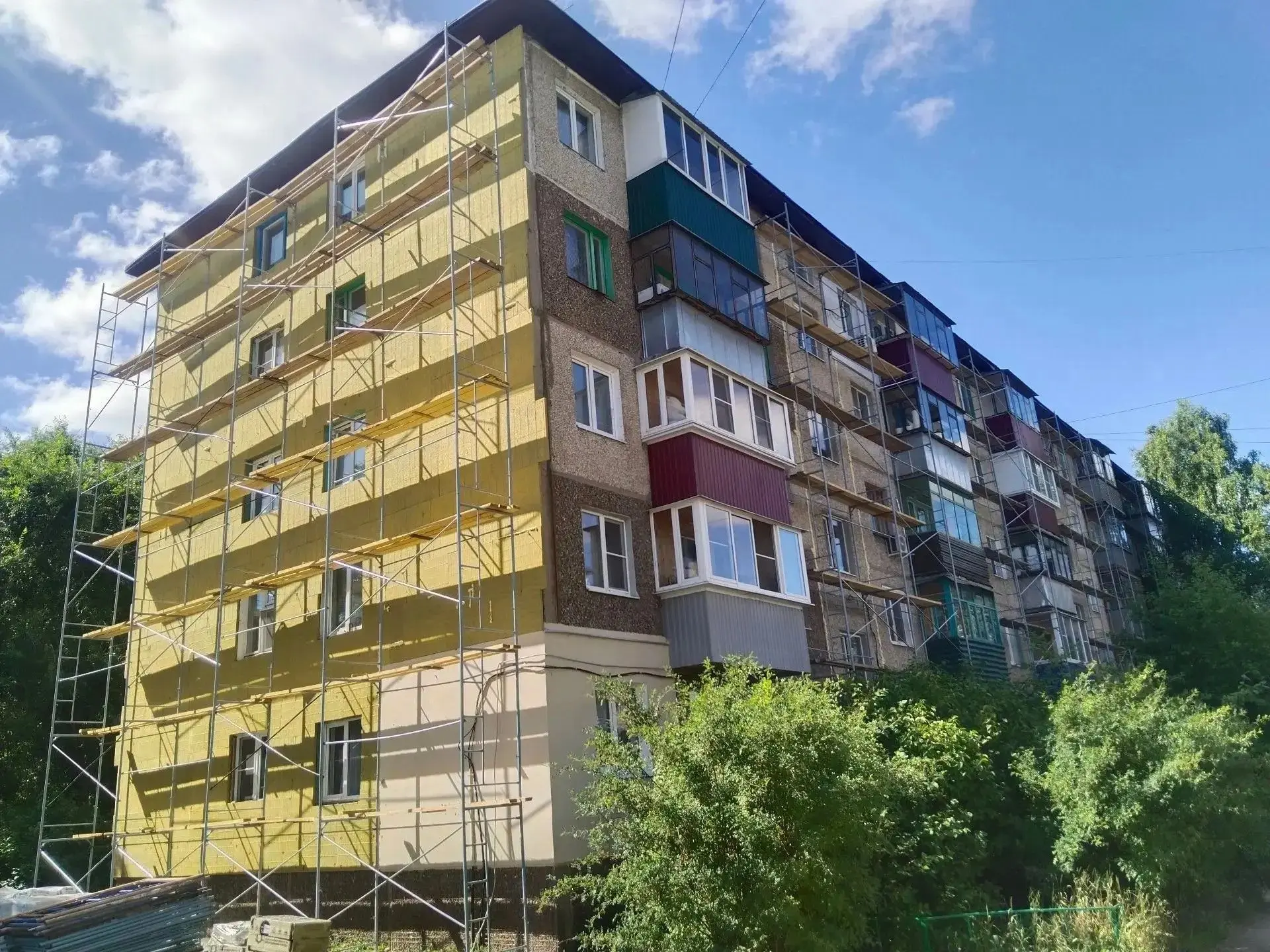 🏠Подрядная организация продолжает капитальный ремонт фасада МКД по адресу:   г. Курск, ул. Менделее