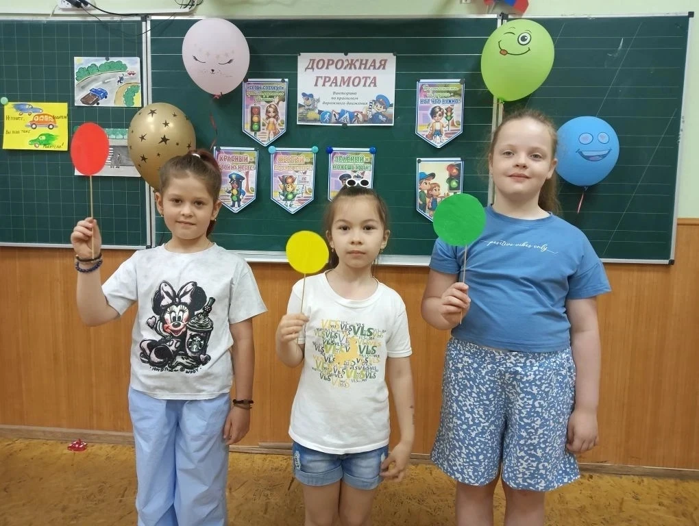 День ПДД
" ПДД с нами всесгда".а так же ребята приняли участие в Акции " Пишу тебе, герой "