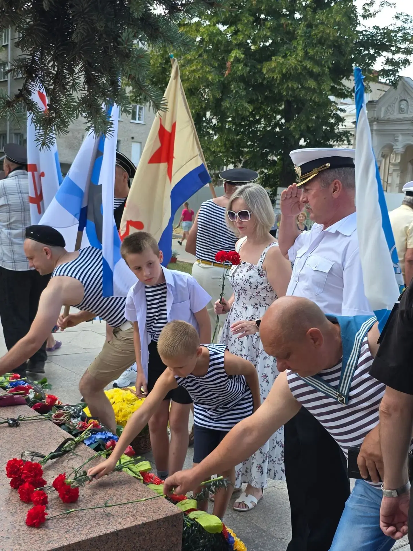 ⛴️⚓️Их немного, но они на плаву! 

Утром в воскресенье у здания администрации собралось немного бывш