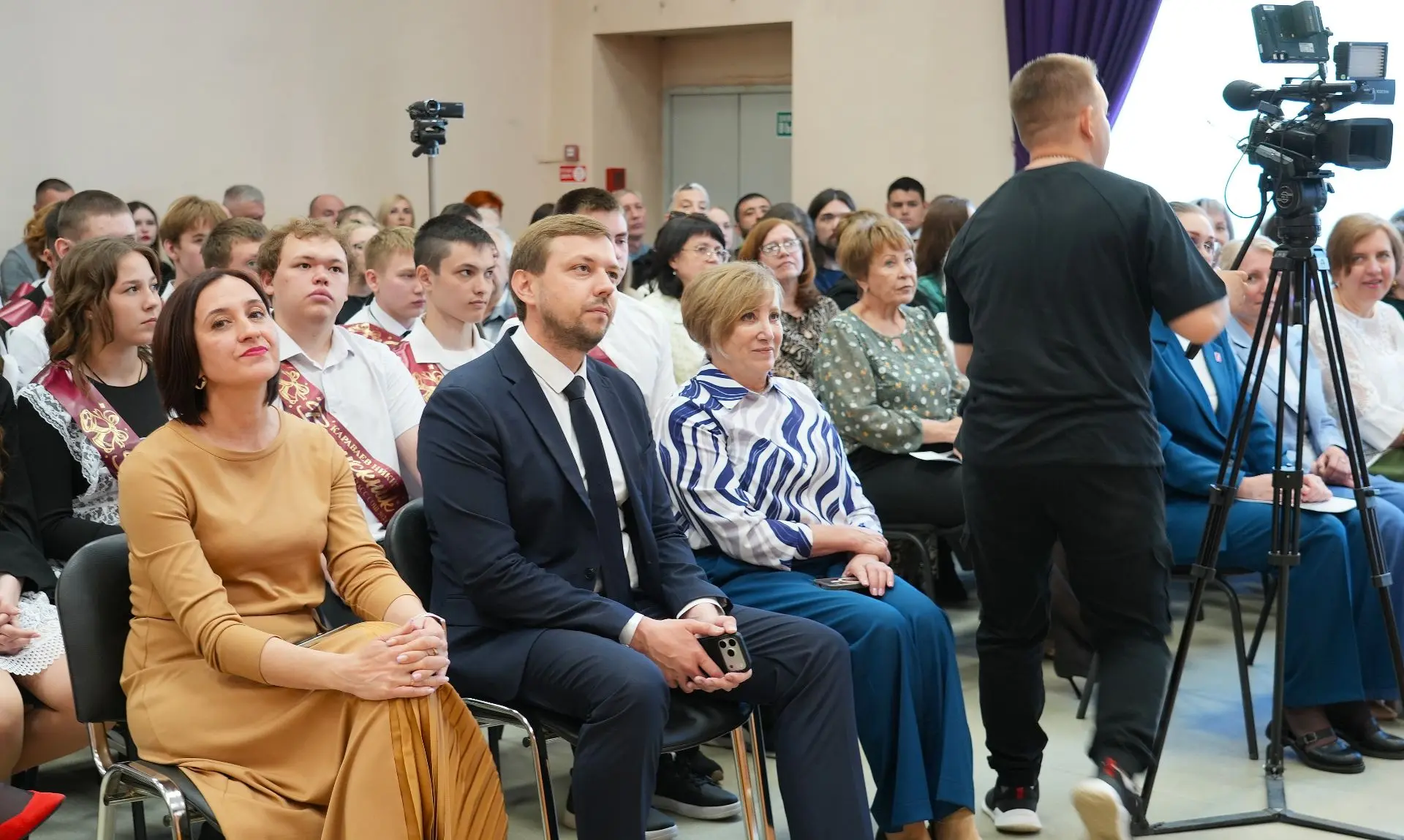 🔔✨Последний звонок – 2026 ⁣ Праздничные линейки, букеты цветов, нарядные ленты выпускников и трогате