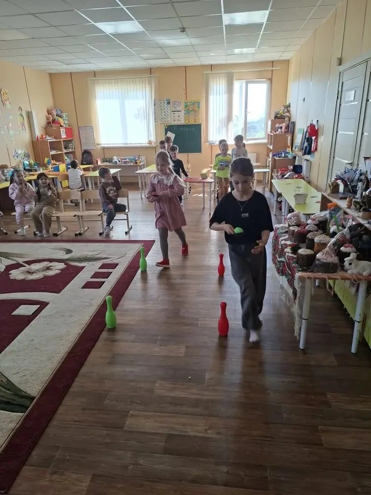 Ребята подготовительной группы №3 «Ромашка» (воспитатель Онищук Л.Ю.) весело праздновал...