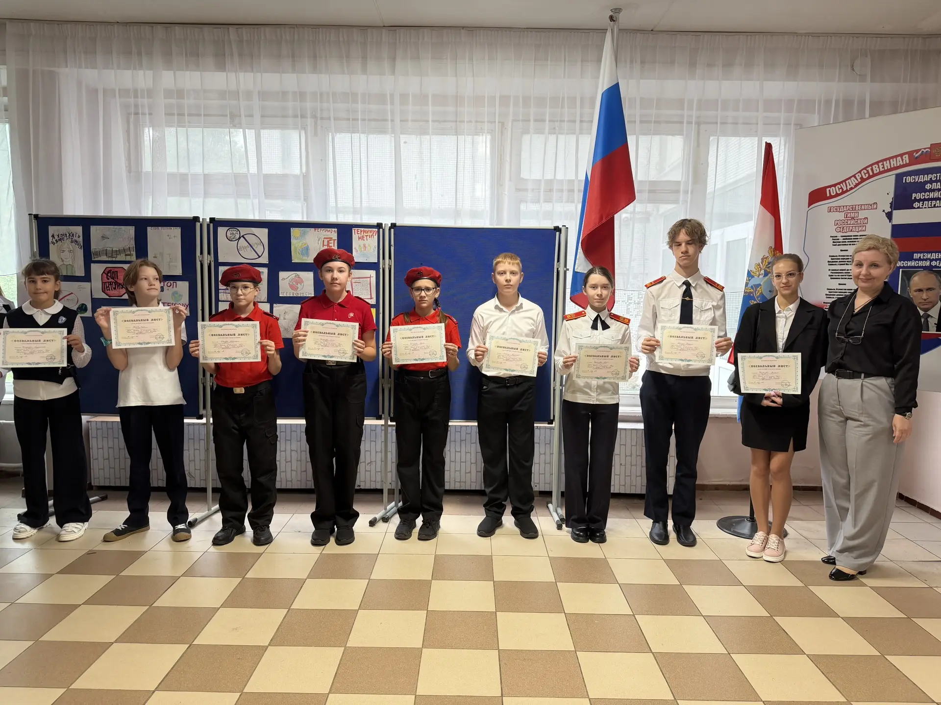 Традиционная линейка поднятия флага: чествуем наших отличников! 🎉