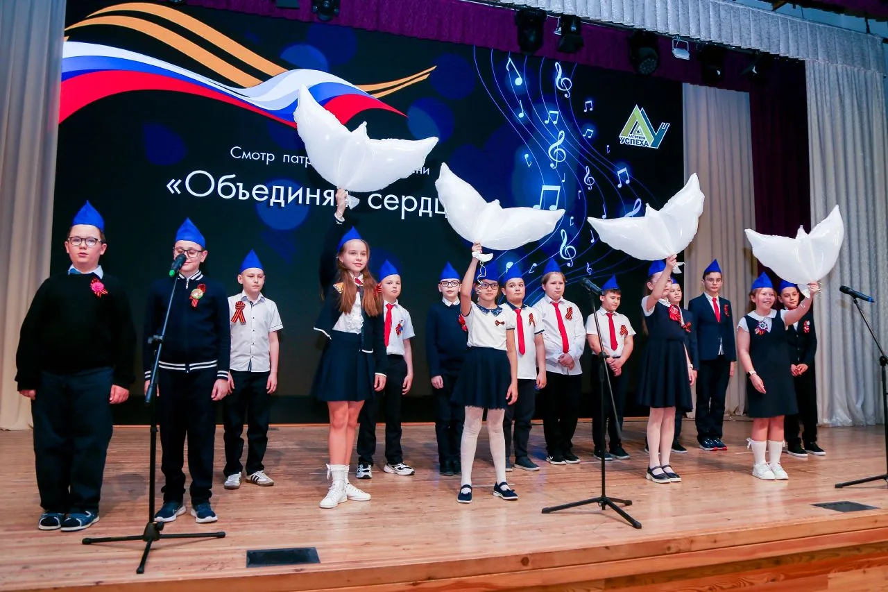 🕊️Музыка, объединяющая поколения: в «Алгоритме Успеха» прошел смотр патриотической песни    🇷🇺 В Дня