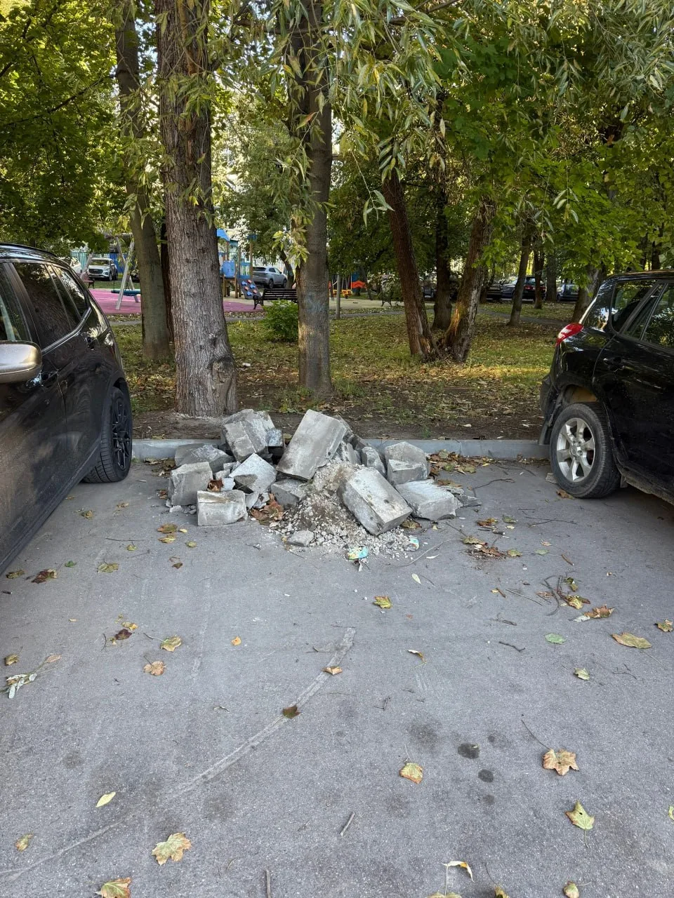 💔На парковке между Комарова, 6 и 10, рабочие оставили старые ограждения.