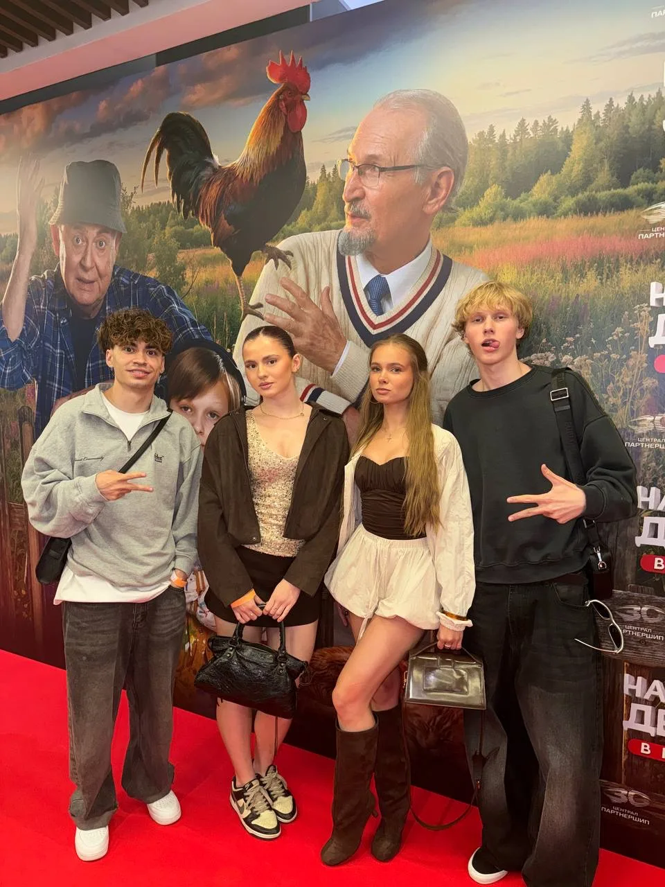 Уже посмотрели «На деревню дедушке 2» на премьере! 🤫🎬

Спойлерить не будем, но точно готовьте попк