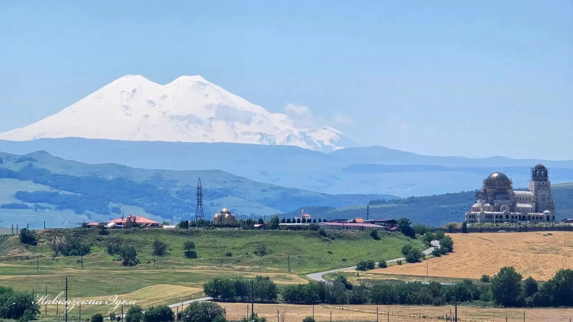 Там, где купола монастыря встречаются с облаками и вершинами Кавказа.