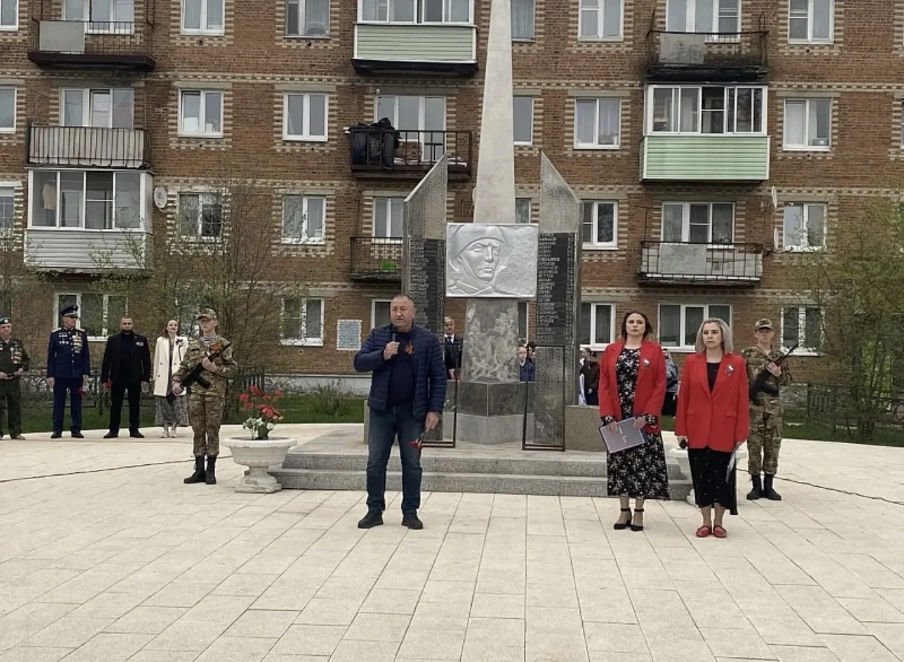 🌟 8 мая сотрудники Дома культуры «Красный горняк» МУ «ВКМЦК и Т «Истоки» провели в посёлке Фосфоритн