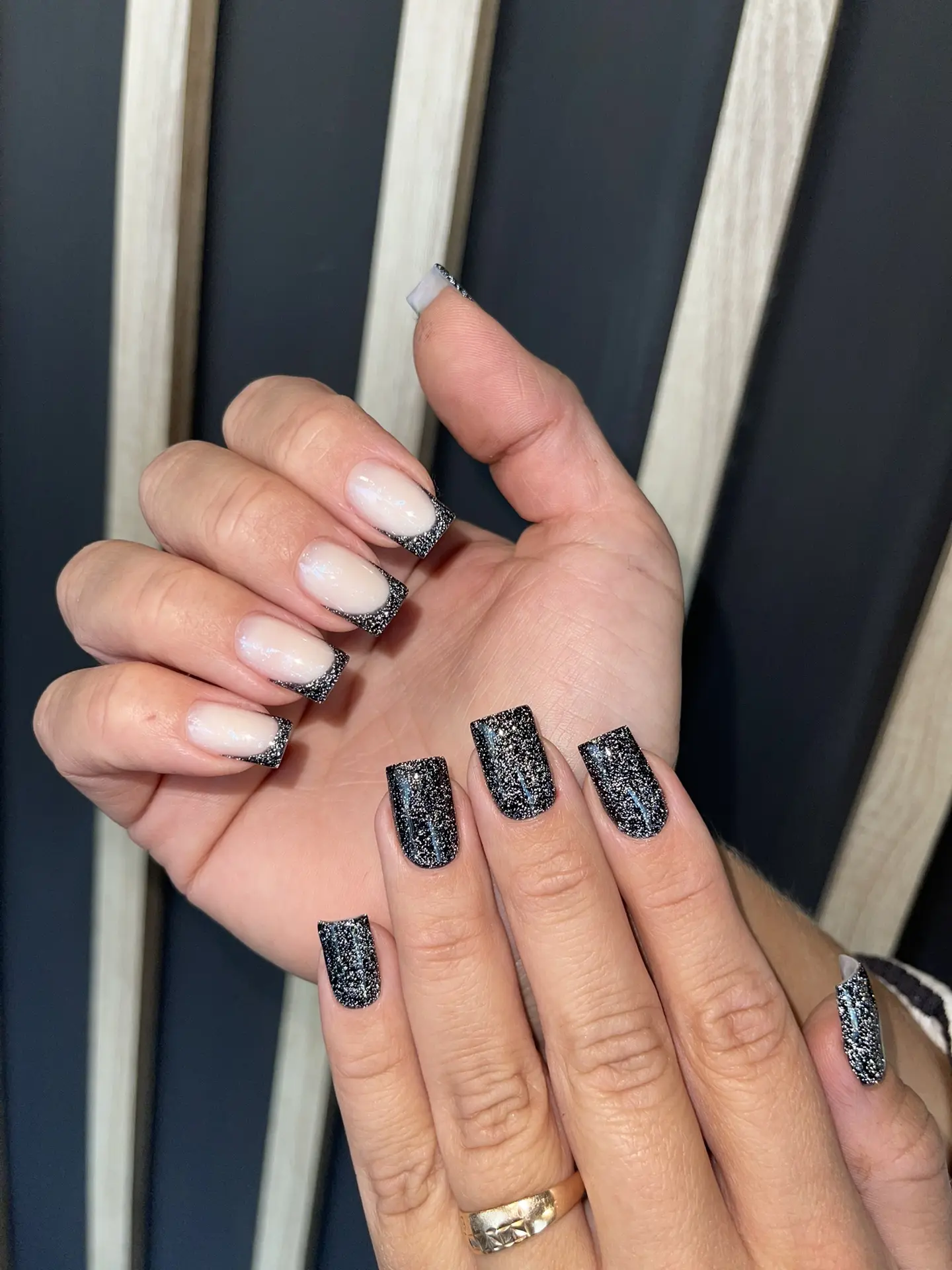 Когда классический френч встречается с космическим чёрным шиммером. 🖤