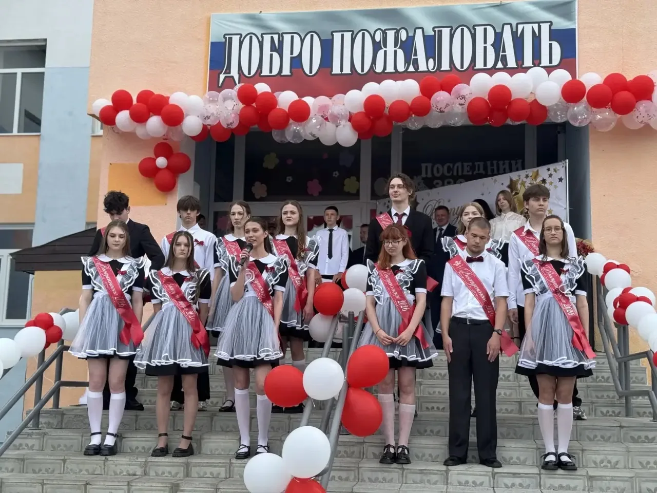 ГЛАВА БАЛАШОВСКОГО РАЙОНА ОЛЕГ ДУБОВЕНКО ПОЗДРАВИЛ ВЫПУСКНИКОВ С ПОСЛЕДНИМ ЗВОНКОМ