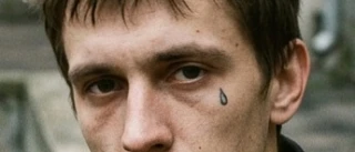 СЛЕЗА ПОД ГЛАЗОМ. ПОЧЕМУ ЭТО НЕ “ОДНОЗНАЧНЫЙ КОД”.**

Слеза под глазом — один из самых мифологизиров