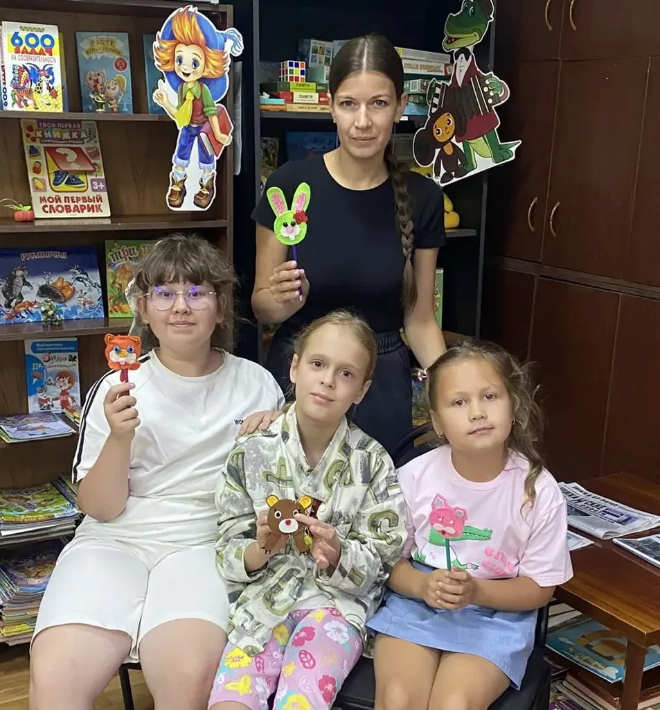 🐰В новый учебный год с красивыми ручками: в ДК мастерили украшения для письменных прин...