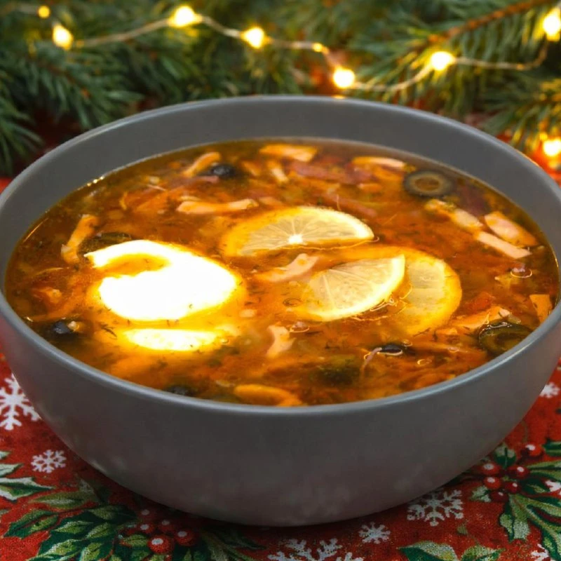 СОЛЯНКА СБОРНАЯ МЯСНАЯ — ВКУСНЕЕ СУПА ПРОСТО НЕТ

ИНГРЕДИЕНТЫ:

ДЛЯ БУЛЬОНА:
✅ Говядина на кости — 5