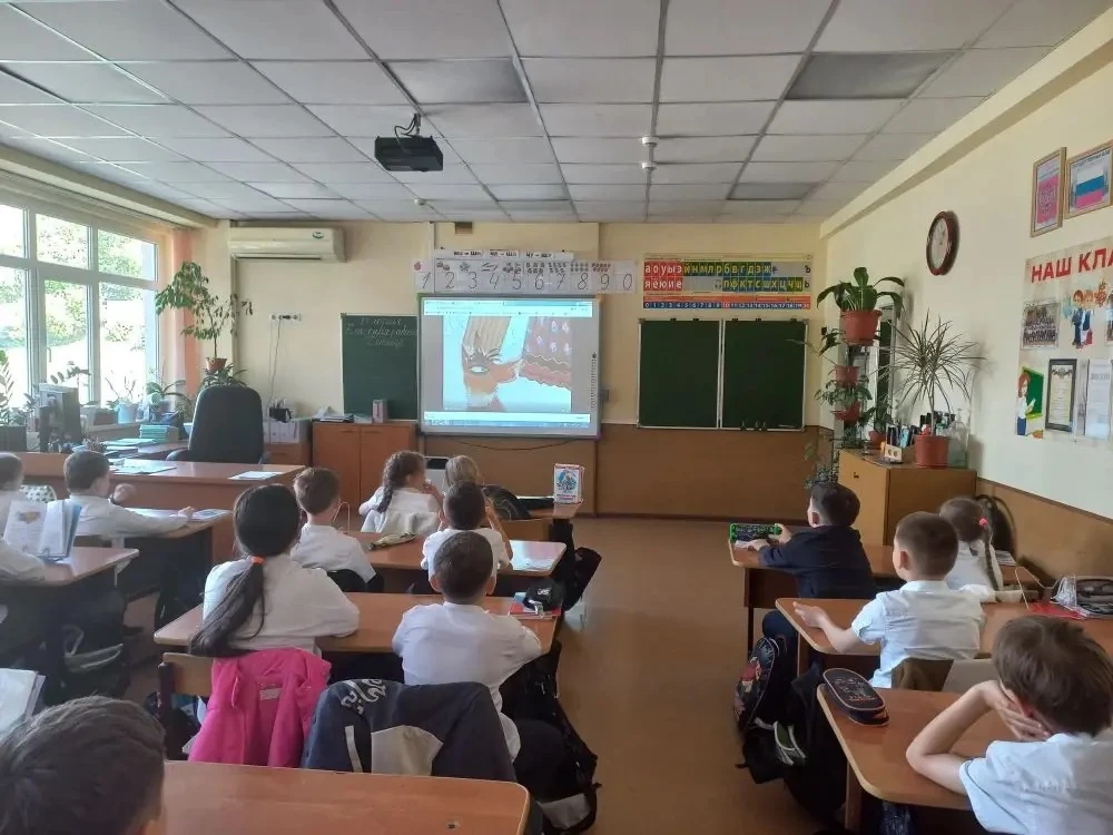 🍿 В нашей школе есть добрая традиция — еженедельные кинопоказы в началке «Мульткласс». 🎬  В этом год