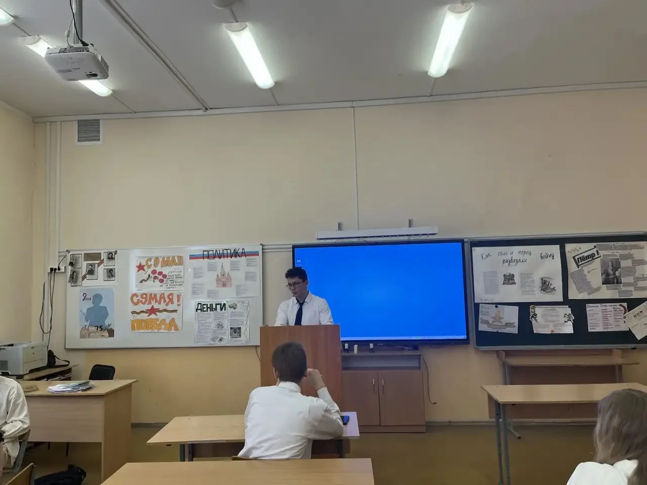 ⚖️ Дебаты   🤝🏻 На уроке обществознания в 9 «В» классе вместо привычных конспектов развернулась насто