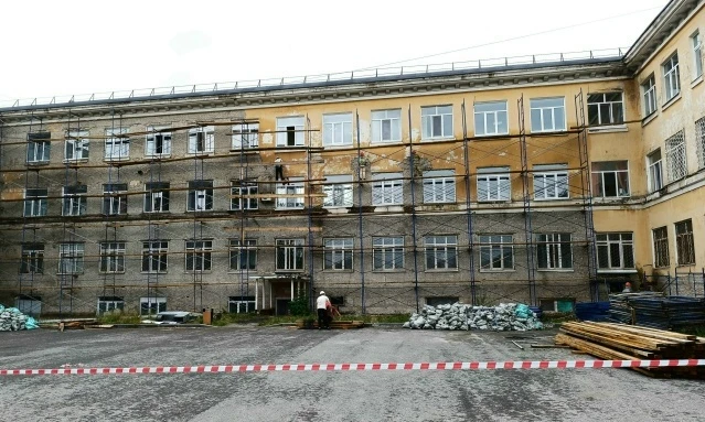 ⚒ В Березниках начались работы по ремонту фасада поликлиники по ул. Деменева. Заказчик работ - Управ