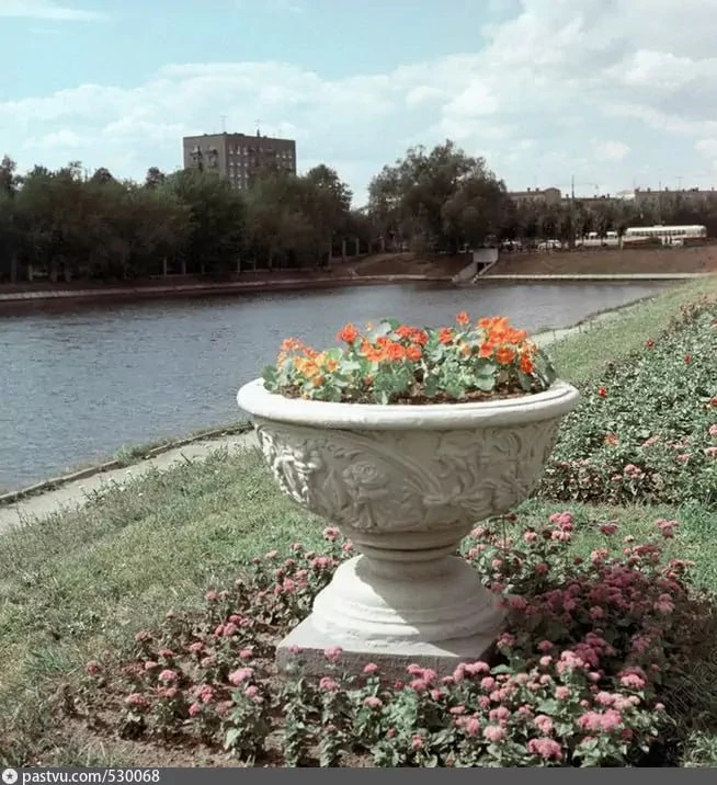 В 1967 году на Нижнем Красногвардейском пруду стоял вазон с цветами.