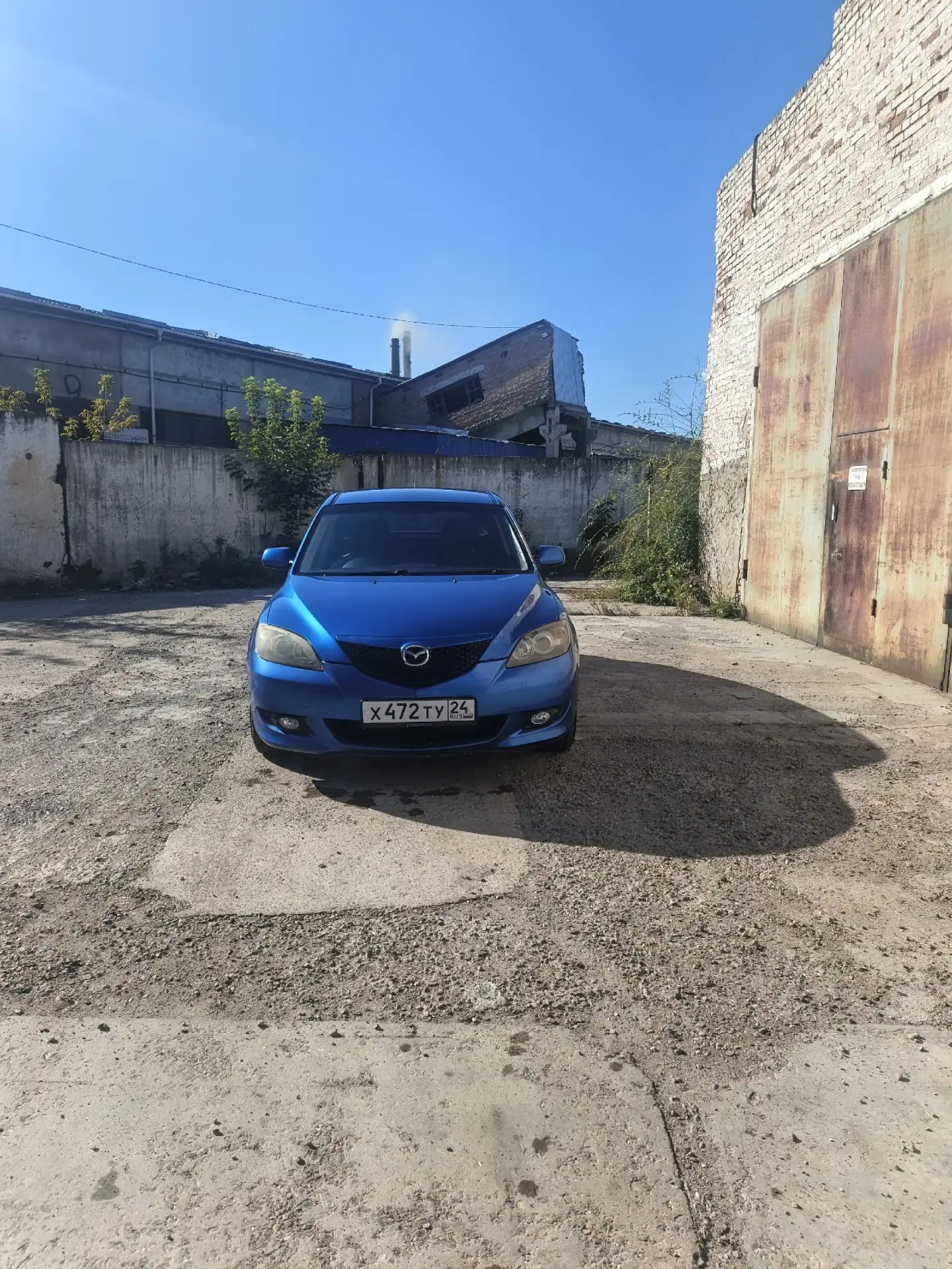 Продам Mazda Axela 2004г 1.5л АТ в отличном состоянии.