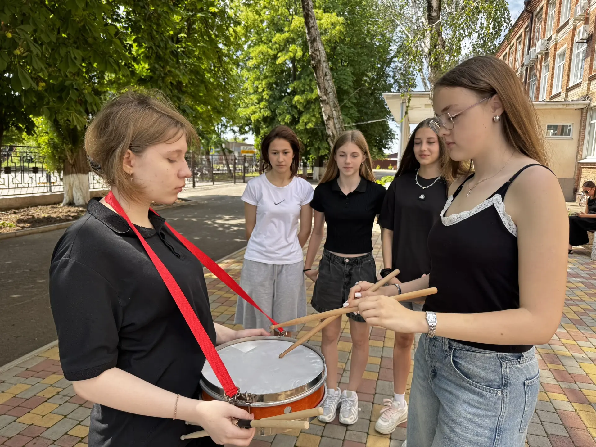 Сегодня состоялся второй день отбора в отряд барабанщиц. С самого утра на площадке царила атмосфера 