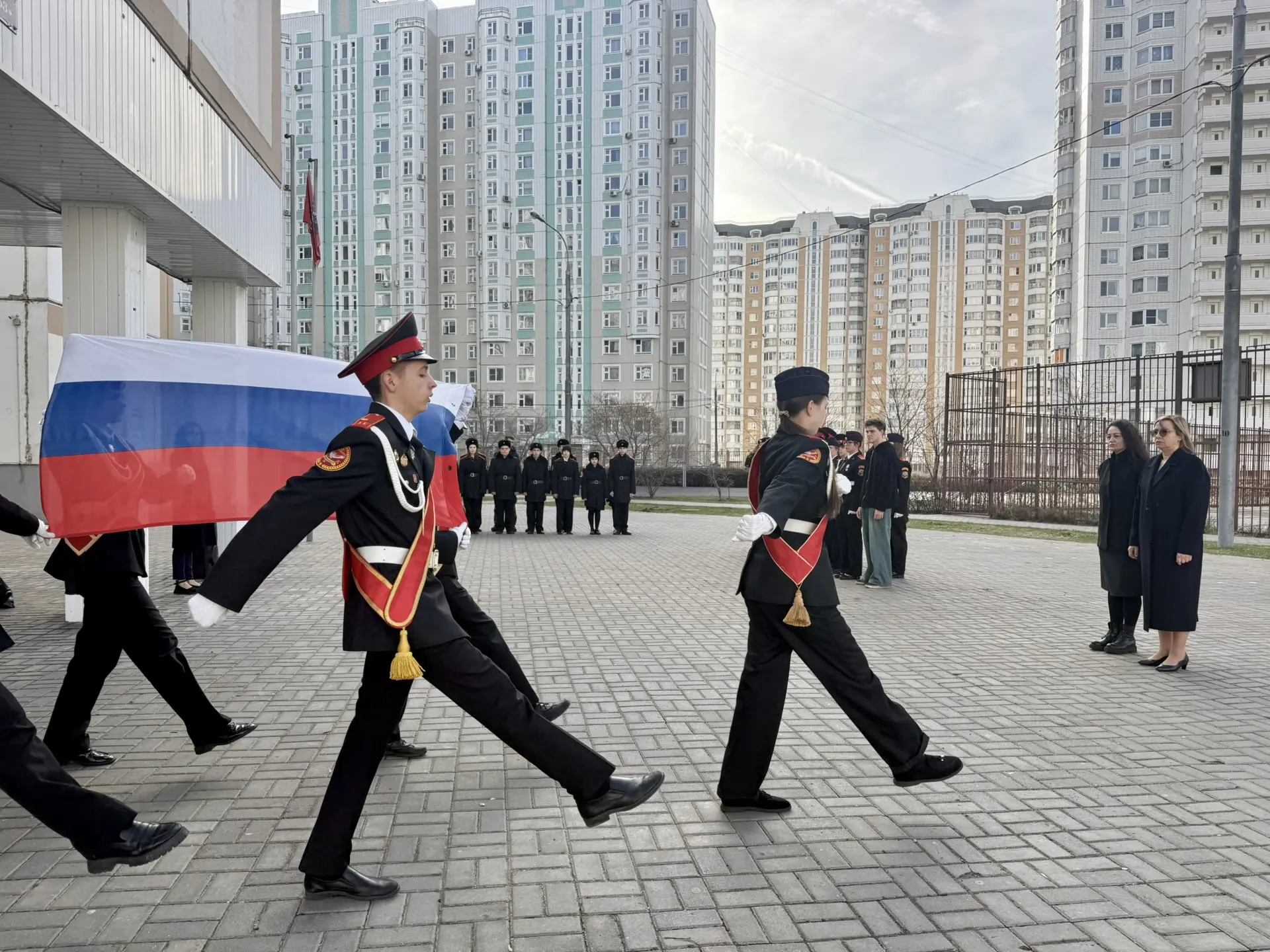 🇷🇺 Новая неделя — новый старт!  Сегодня наша школа снова встречала утро под государственным флагом Р