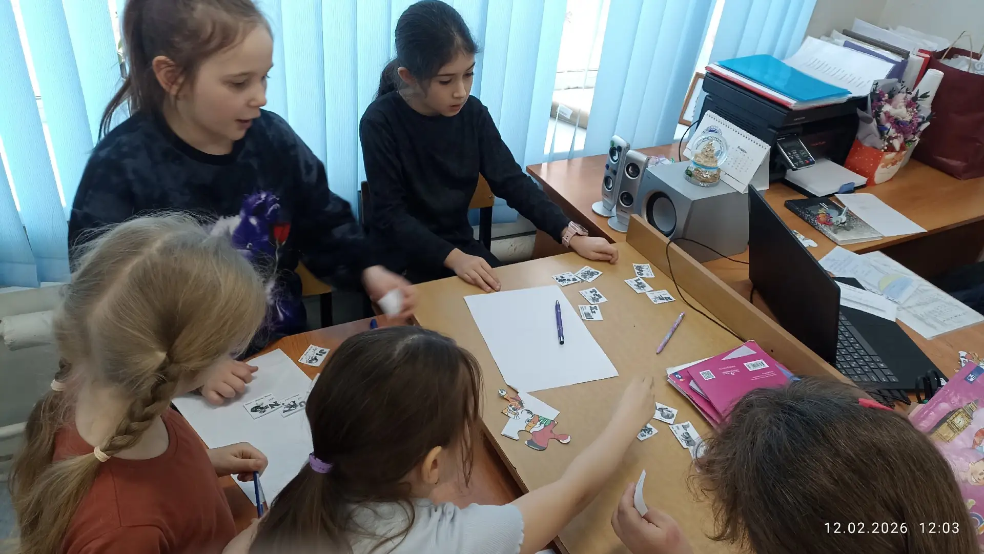 Волшебное путешествие "A magic trip" на уроке английского языка совершили ребята из 2 Г класса. "Пое