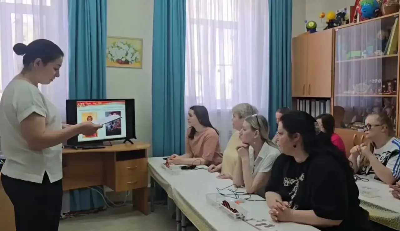 В «Звёздочке» зажгли «Память»: родители и педагоги сделали броши к 9 Мая  В дошкольном отделении «Зв