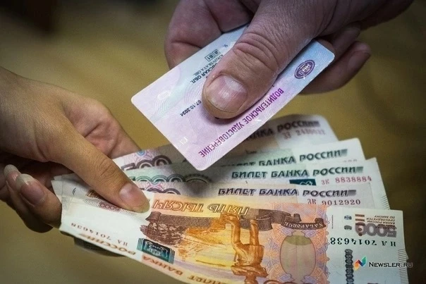 25-летняя девушка купила поддельное водительское удостоверение, заплатив за него 100 ты...