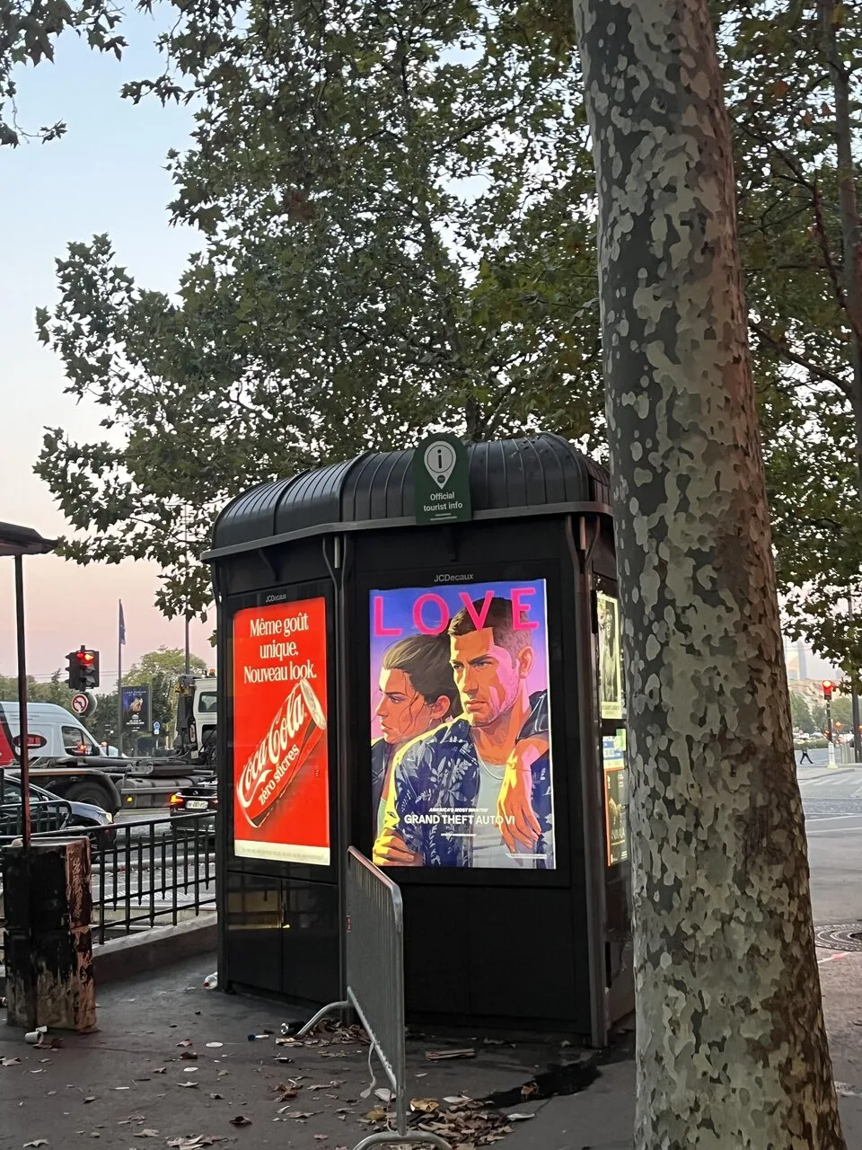 Реклама GTA 6 в Париже.