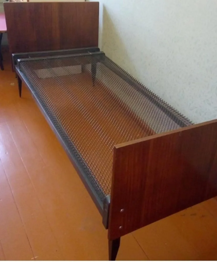 Харцызск. Продам 2 кровати по 500 руб.Тел. : +79493891207