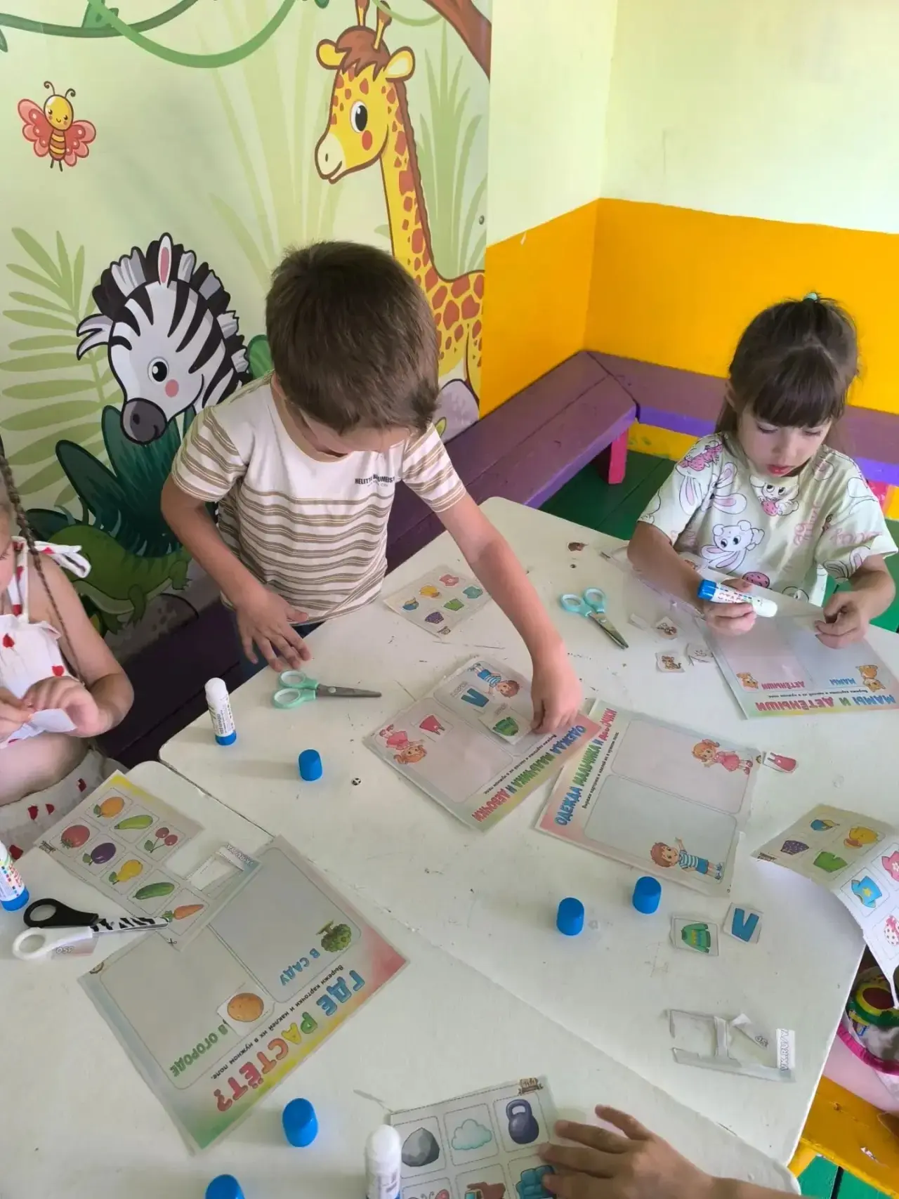 Ребята старшей группы играли в игру в которой  развивали не только логическое мышление,...