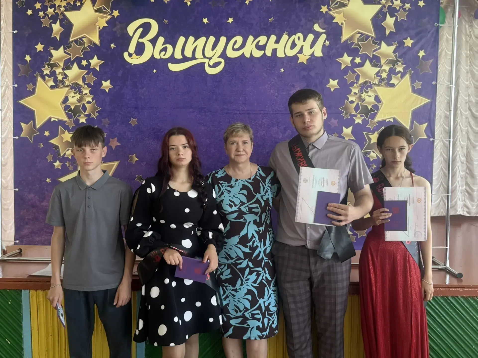 🎉 В нашей школе прошёл особенный праздник — вручение аттестатов девятиклассникам! 🎉Де...